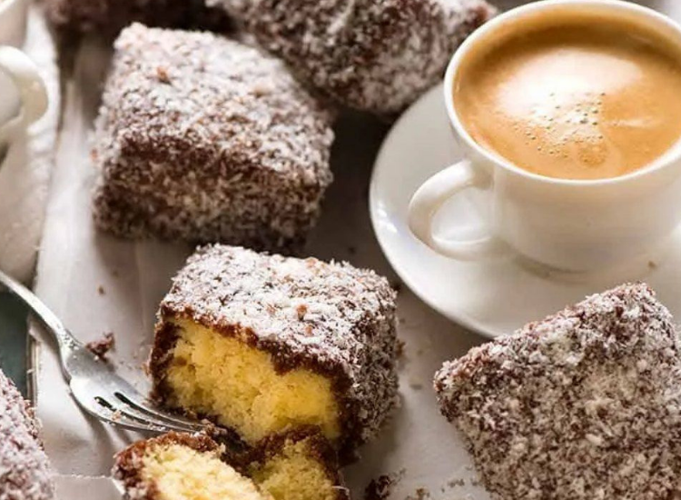 Thưởng thức bánh Lamington Úc cùng trà hoặc cà phê trong văn hóa ẩm thực Úc